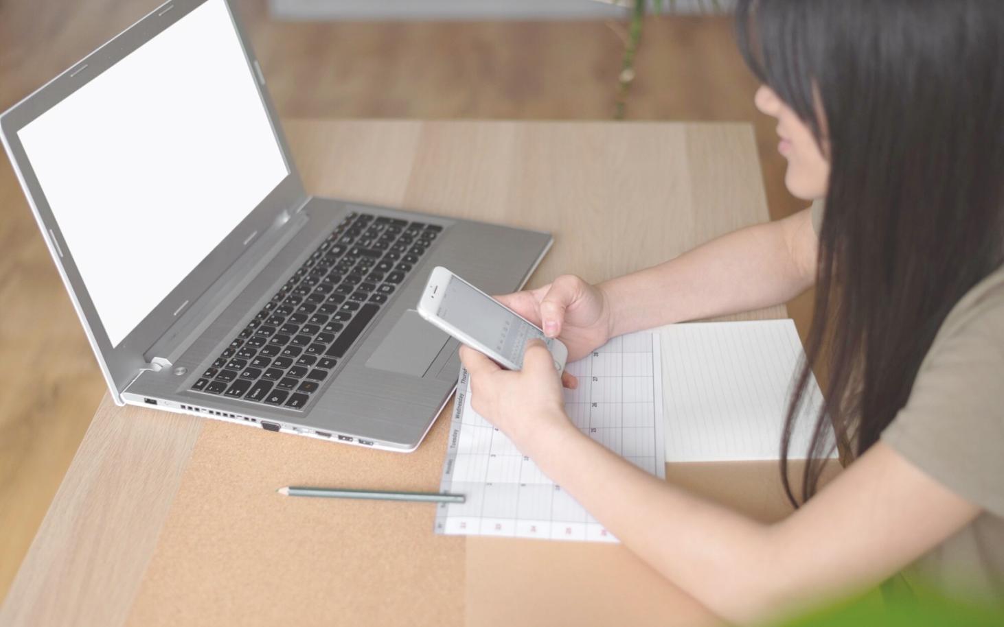 Équipe travaillant ensemble sur la coordination client