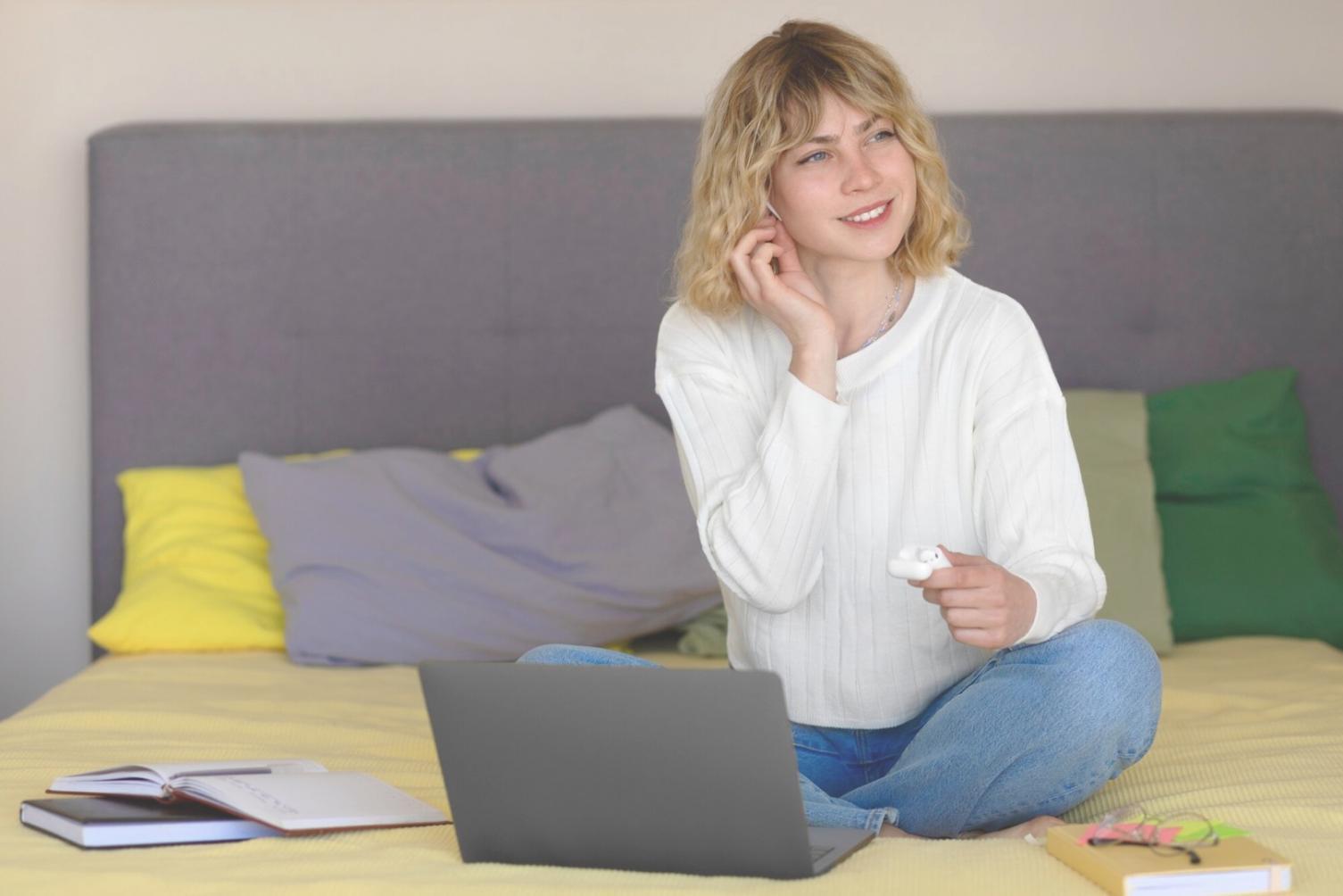 Conseiller financier travaillant avec un client sur son budget personnel