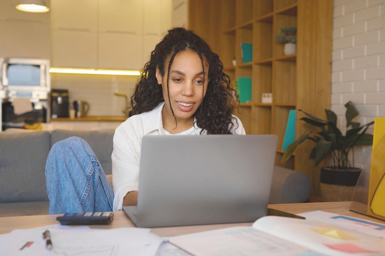 Analyste travaillant sur des rapports budgétaires détaillés